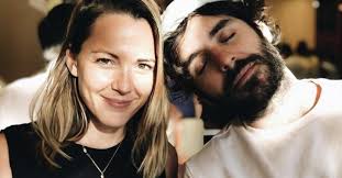 La vidéo une fois publiée a été visionnée des centaines de fois et a été commentée par beaucoup d'internautes ravis de ce petit moment de bonheur. Alex Nevsky Publie De Nouvelles Magnifiques Photos De Voyage De Vanessa Pilon Et Leur Petite Claire Nouvelles Monde De Stars