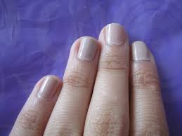 Na primjer, za osobe tamnije boje kože sjajni lak za nokte ružičaste ili žute boje daje izvrstan naglasak, dok metalne boje izgledaju posebno sjajno na preplanuloj koži. Lakovi Za Nokte Koje Sam Probala Ovih Dana Modni Beauty Stil Express