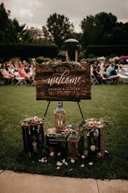 The pink rose symbolizes love, gratitude and appreciation, while the white rose signifies marriage, new starts and spirituality, making them a meaningful addition to a brides wedding bouquet. 20 Classy Spring Garden Decor Ideas For Wedding 2019 Dekoration Hochzeit Hochzeit Hochzeit Willkommensschilder