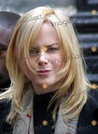 An early scene from the film sees nicole kidman's character performing simultaneous interpretation from a sound booth. Nicole Kidman The Interpreter Google Search Nicole Kidman Medium Hair Styles Nicole