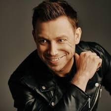 Piękni i Młodzi hometown, biography