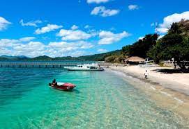 It forms part of the chain of the lesser sunda islands, with the lombok strait separating it from bali to the west and the alas strait. Kombireise Kuala Lumpur Singapur Plus Baden Auf Bali Fairflight