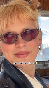 So fühlt sich der Alltag nach Abenteuer an 🕵️ Die neuen Transitions GenS  Lenses haben die schnellste Lichtanpassung!, Ich kombiniere... das ist wohl  diese schnelle Brille von der alle reden 🏎️, 100% ...