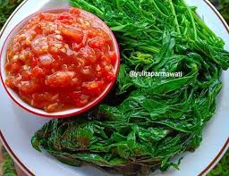 Sambal terasi, daun kemangi disajikan dengan nasi putih. 3 Resep Sambal Terasi Pedas Enak Disantap Dengan Daun Singkong