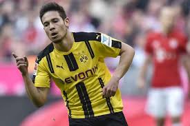 Born 22 december 1993) is a portuguese professional footballer who plays for german club borussia dortmund and the portuguese national team mainly as a left back but also as a left midfielder. Barcelona Monitora Raphael Guerreiro Do Borussia Dortmund Lance
