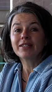 Beatrice Basso è un’attrice e un’insegnante che si è stabilita a San Diego,  dove ha trovato la sua dimensione per esprimersi e trovare il suo stile  creativo, sia nella recitazione che nella regia. , ...