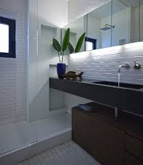 Schone Umgestaltung Von Athen Wohnung Badezimmer Mit Weissen Fliesen Tolle Badezimmer Bad Inspiration