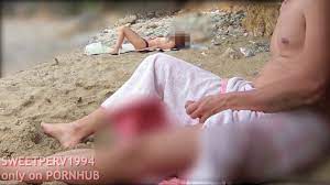 Una teenager sexy aiuta un uomo a masturbarsi il cazzo sulla spiaggia  pubblica - Videos - BestPorn2023.com - Best porn 2023
