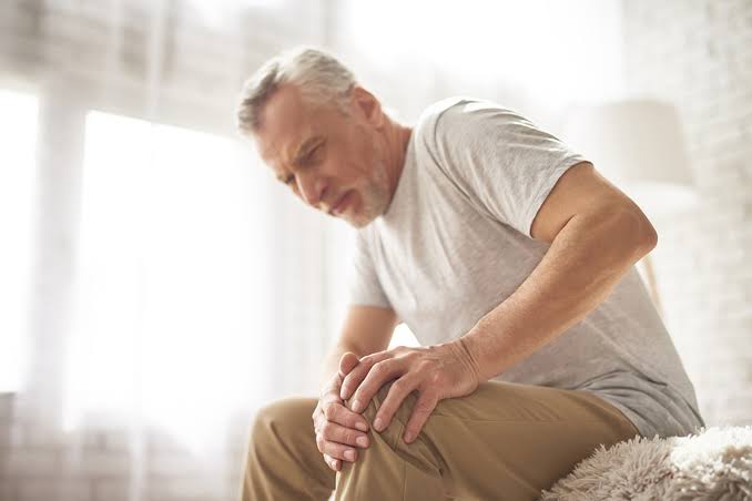 Knee Pain in old age: Causes, Symptoms, Management | Ortho Oil