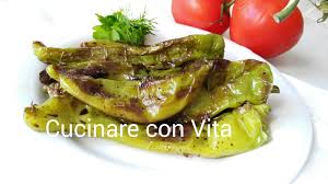 I friggitelli sono dei piccoli peperoni dolci allungati, che come dice il nome vanno fritti in padella.la ricetta è semplicissima, ma il risultato è molto saporito. Friggitelli In Padella Ricetta Veloce