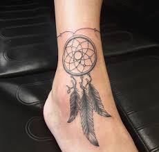 Traumfanger Tattoo Am Fuss Knochel Einfach Drei Federn Traumfanger Tattoo Muster Tattoos Fuss Tattoos Fur Frauen