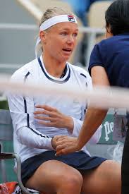 Jun 26, 2021 · onwillekeurig is wimbledon voor kiki bertens een beetje een trip down memory lane. Gevelde Bertens Krabbelt Weer Op Het Parool