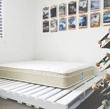 Comment Faire Un Lit En Palette Blog Deco Clem Around The Corner En 2020 Lit En Palette Faire Un Lit Lit Palette Bois