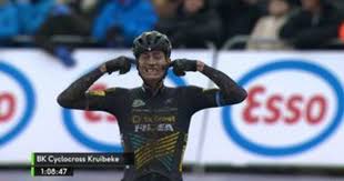 Wout van aert demonstreert op bk veldrijden in meulebeke en eert zoontje georges met duimpje. Toon Aerts Te Sterk Voor Wout Van Aert Op Loodzwaar Bk Veldrijden Radio 2 De Grootste Familie