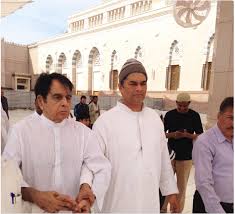 Actress and dilip kumar's wife saira banu was also snapped waving at the paparazzi. Dilip Kumar Shares Picture In Madina Reminisces Spiritual Experience