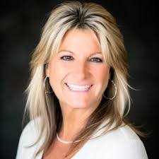 Ellen Sias's Instagram, Twitter & Facebook