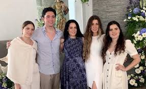 La mexicana camila fernández, hija del cantante alejandro fernández, anunció hoy el comienzo de su carrera como solista, en coincidencia con su cumpleaños 18, marcando así su llegada a la mayoría de edad. Hijos De Alejandro Fernandez Con America Guinart Han Sido Bautizados Labotana Com