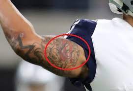 The angel is also surrounded by greek wordings to complete his upper arm space. Dak Prescotts 15 Tattoos Und Ihre Bedeutung Promi Tattoos