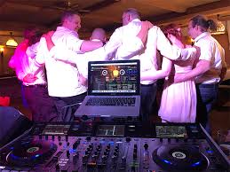 Professioneller dj für deine hochzeit 2021 / 2022. Party Dj Regensburg Wenns Mal Was Zu Feiern Gibt