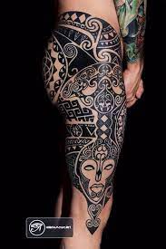 Hình xăm của người maori thoạt nhìn rất mềm mại, bay bổng với nét uốn lượn, hài hòa nhưng với nam giới trong bộ tộc, điều đó thể hiện sự kiêu hãnh về uy quyền và sức mạnh. Top Hinh XÄƒm Maori Cá»±c Ä'áº¹p á»Ÿ Chan Va Canh Tay Tattoos Marquesan Tattoos Cool Tribal Tattoos