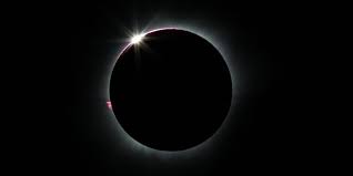 Lalu bergantung pada seberapa jauh posisi bulan saat gerhana terjadi, dari wilayah umbra ini gerhana akan terlihat antara sebagai gerhana matahari total atau gerhana matahari cincin. Bagaimana Fenomena Gerhana Matahari Total Itu Terjadi Halaman All Kompas Com