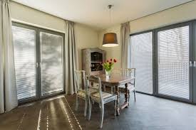 Fenster Turen Grosse Fenster Gestalten Tipps Und Losungen Zum Sonnenschutz Fenster Gestalten Losungen Sonnensc Grosse Fenster Wohnen Vorhange Modern