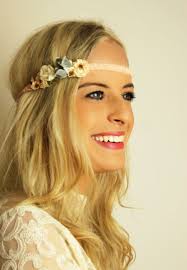 Geflochtenes Haarband Mit Bluten Little Bouquet Headband Flowers Blumen Blueten Blumenhaarba Blumenkranz Haare Brautfrisuren Offene Haare Blumenhaarband
