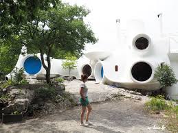 Il a notamment été développé par l'architecte hongrois antti lovag, auteur de plusieurs bâtiments publics sur la côte. J Ai Visite La Maison Bulle Unal Sodeco Conseils En Decoration Lille
