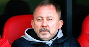 Yeni malatyaspor kaptanı adem büyük, beşiktaş maçının ardından hakem halis özkahya'yı eleştirip sergen yalçın'a göndermeler yapmıştı. Sergen Yalcin Kimdir Nereli Ve Kac Yasinda Sergen Yalcin Evli Mi Sergen Yalcin In Calistirdigi Takimlar