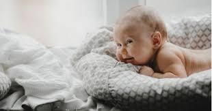 Buah hati semakin menggemaskan, dan mulai sering memberi reaksi pada obrolan ibu. Perkembangan Bayi Usia 2 Bulan 2 Minggu Popmama Com