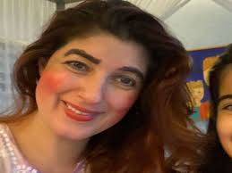 Twinkle Khanna S Lockdown Makeover Goes Viral Bollywood Gulf News Video i 4k og hd klar til naesten enhver nle nu. twinkle khanna s lockdown makeover goes