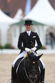 Die 35 jahre alte reiterin aus dem bayerischen tuntenhausen sicherte sich nach dem sieg im grand prix special auch die goldmedaille in der kür. Jessica Von Bredow Werndl Bekommt Ein Kind Sport News Reiterrevue International