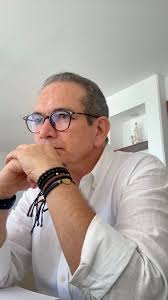 Un colombiano que siembra paz con arte: Hugo Cabrera Ochoa brilla en México 