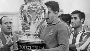 El técnico del atlético de madrid, diego simeone, celebra con sus jugadores tras ganar la liga española, valladolid, españa, 22 de mayo de 2021.juan y es que la hazaña dejó sin el codiciado trofeo al real madrid, a quien no le alcanzó para ser campeón, y sacó a relucir el buen momento del. Liga Santander 2019 20 Teresa Herrera Carranza Colombino Los Viejos Reyes Del Verano Marca Com