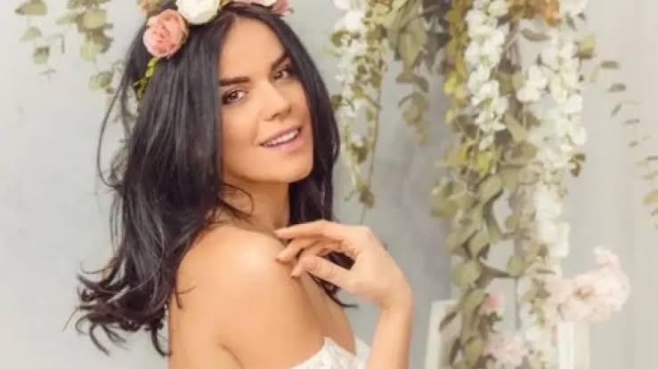 Пълно безумие! Мона Гочев с децата сред лъвове и тигри, животни напират към  колата й Снимки - VIP