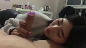 아시아 여자 친구는 빠른 섹스 전에 완벽한 입으로 - 아마추어 POV 포르노