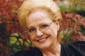 55 évesen ment el, felejthetetlen slágereit ma is szinte naponta hallhatjuk a rádiókban, csak a szakmabeliek tudják, hogy egyszerre éltette és pusztította őt a reflektorfény. Cserhati Zsuzsat Szornyen Megviselte A Valasa Sosem Hazasodott Meg Ujra Hazai Sztar Femina