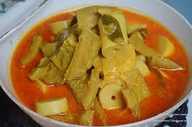 Apabila bau tumis sudah naik, tuang air kari ke dalam kuali dan gaul sehingga naik minyak. Resepi Kampung Masakan Kari Rebung