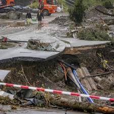 Число жертв наводнения , обрушившегося на ряд городов в германии, увеличилось до 156 человек. Fwbkpq5k4yyrym
