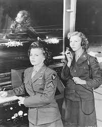 Makeup Hair Of The 1940 S The Glamorous Housewife Wwii Women Women S Army Corps Military Women