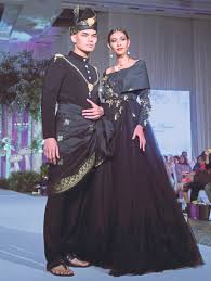 Pakaian pengantin tradisional berkilau dengan begitu meriahnya hiasan di gaun pengatin ini merupakan salah satu tanda atau pembeda khas daerah masing masing. Busana Raja Sehari