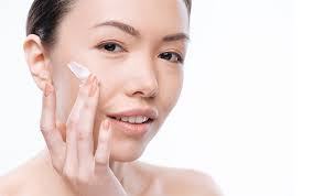 Produk ini pun memiliki manfaat yang sama. 18 Moisturizer Untuk Kulit Berminyak Yang Ringan Dan Tak Lengket Updated 2020 Bukareview