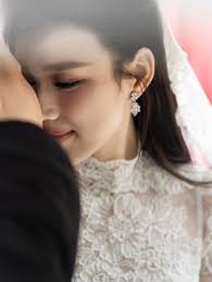 Hoa Hậu Đỗ Hà rạng ngời trong lễ vu quy bên cạnh chú rể Viết Vương. Chúc  mừng cô dâu hạnh phúc nhất & xinh đẹp nhất trong tháng 10 của Calla.