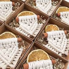 See more ideas about macrame, macrame patterns, macrame diy. Macrame Magnet Souvenirs Auf Zimtstangen Hochzeitsgeschenk Etsy Verlobungsfeier Geschenke Bastelarbeiten Weihnachten Geldgeschenke Hochzeit Basteln