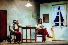 A reconhecida actriz assume mais uma vez um papel interventivo na sua carreira, neste espetáculo íntimo, onde avó e neta contracenam ao som de uma. Visao Eunice E Lidia Munoz O Que Faz O Amor