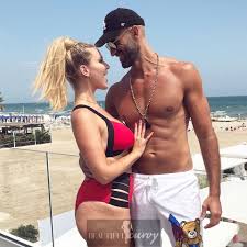 Laura Brioschi lancia una canzone per lestate Soy Curvy - Beautiful Curvy