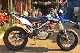 Modifikasi motor kawasaki zx 130 mulai dari ban sampai gir set begini cara bikin motor trail jadi supermoto semua halaman. Mulai Rp 3 Jutaan Bengkel Ini Bisa Sulap Motor Standar Jadi Supermoto Gridoto Com