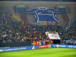 Das camp nou kam nɔu̯ (katalanisch für neues spielfeld), auch nou camp, ist ein reines fußballstadion in der spanischen millionenstadt barcelona, katalonien.es wurde 1957 eingeweiht und wird seither vom fc barcelona als heimstadion genutzt, der zuvor im camp de les corts gespielt hatte. Fc Schalke 04 Gegen Steaua Bukarest Faszination Fankurve