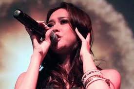 Sejak kecil sudah mengawali karier dengan mengikuti berbagai festival menyanyi di bandung, sampai kemudian bakatnya ditemukan oleh produser musik deddy dores. Aura Kasih Sejak Kecil Idolakan Nike Ardilla