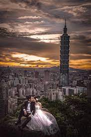 28 Epic Engagement Pre Wedding Photos Featuring Breathtaking Cityscape Pre Wedding Photos Prewedding Photography Pre Wedding Photoshoot